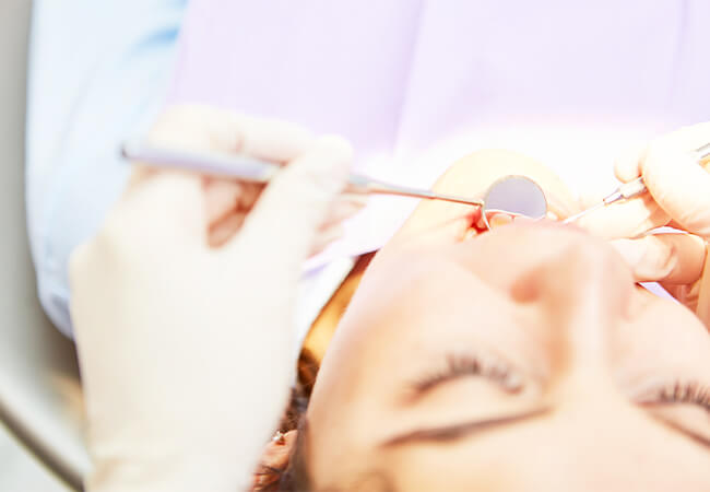 歯肉の検診を受ける女性
